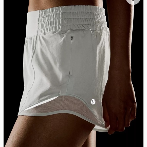 Lululemon Hotty Hot 2.5” Shorts - Picture 1 of 4